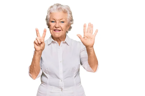 Ältere Grauhaarige Frau Trägt Lässige Kleidung Und Zeigt Mit Finger — Stockfoto