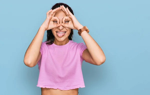 Adolescente Hispana Con Aparatos Dentales Que Usan Ropa Casual Haciendo —  Fotos de Stock