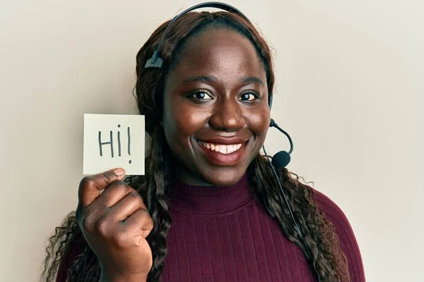 Африканская Молодая Женщина Наушниках Оператора Показывая Привет Глядя Позитивно Счастливо — стоковое фото