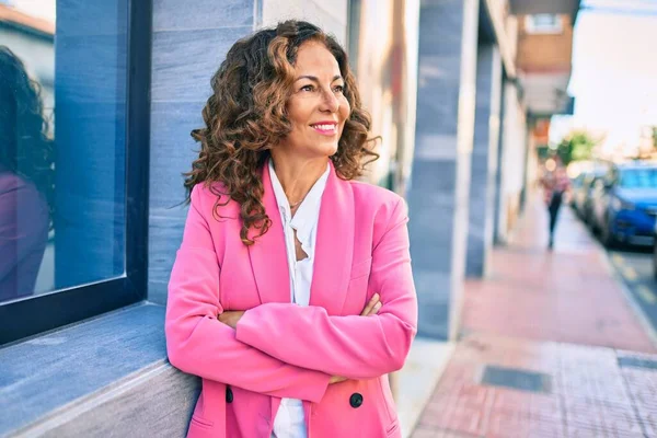 Empresa Hispana Mediana Edad Sonriendo Feliz Pie Ciudad —  Fotos de Stock