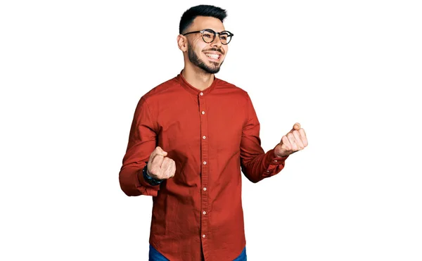 Gömleği Gözlük Takan Sakallı Genç Spanyol Adam Başarı Için Heyecanlanıyor — Stok fotoğraf