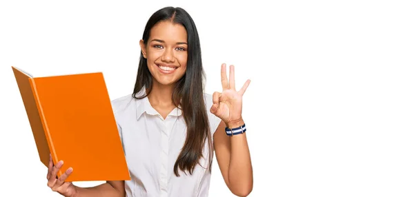 Hermosa Mujer Hispana Leyendo Libro Haciendo Bien Signo Con Los — Foto de Stock