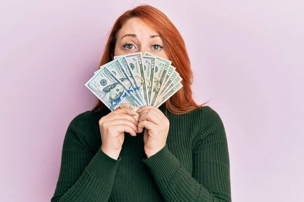Mujer Pelirroja Hermosa Sosteniendo Dólares Cerca Cara Deprimida Preocuparse Por — Foto de Stock