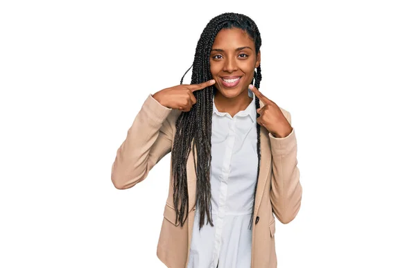 Африканская Американка Деловой Куртке Весело Улыбающаяся Показывающая Пальцами Зубы Рот — стоковое фото