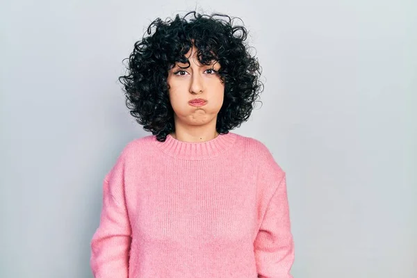 Ung Mellanösternkvinna Vardagskläder Som Puffar Kinderna Med Lustigt Ansikte Mun — Stockfoto