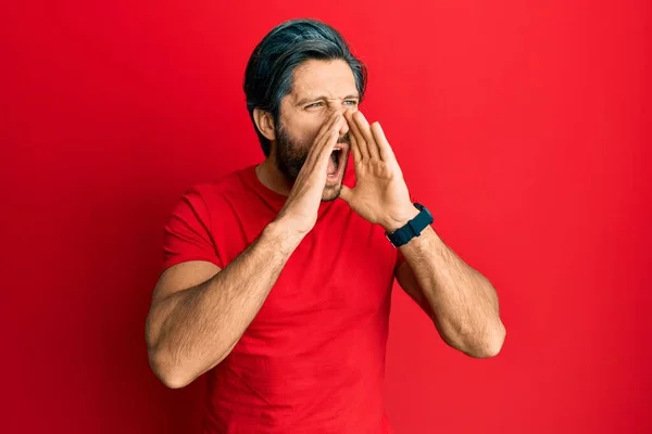 Νεαρός Ισπανός Που Φοράει Κόκκινο Μπλουζάκι Φωνάζοντας Θυμωμένος Δυνατά Χέρια — Φωτογραφία Αρχείου