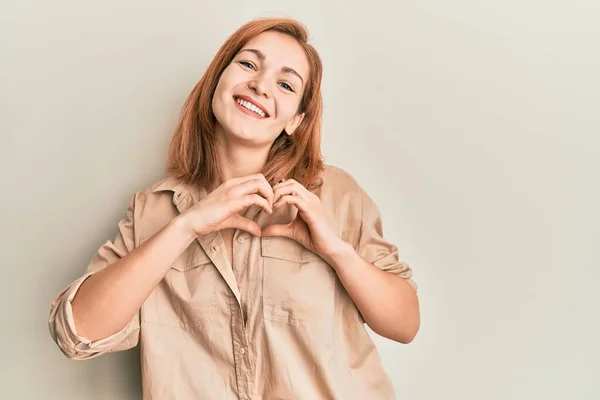 Mujer Caucásica Joven Con Ropa Casual Sonriendo Amor Haciendo Forma — Foto de Stock