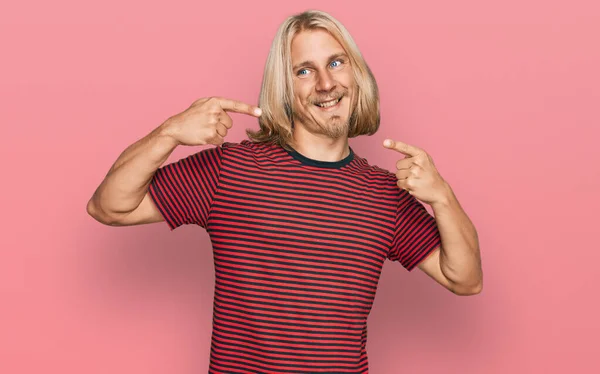 Kaukasischer Mann Mit Blonden Langen Haaren Lässig Gestreiftem Shirt Fröhlich — Stockfoto
