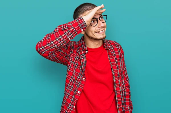 Jovem Hispânico Vestindo Roupas Casuais Muito Feliz Sorrindo Olhando Para — Fotografia de Stock