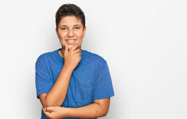 Ein Hispanischer Teenager Lässiger Kleidung Blickt Selbstbewusst Die Kamera Und — Stockfoto