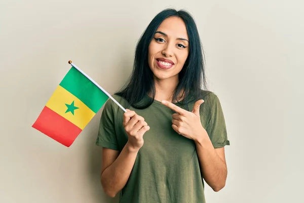 Mladý Hispánec Dívka Drží Senegal Vlajka Úsměvem Šťastný Ukazující Rukou — Stock fotografie