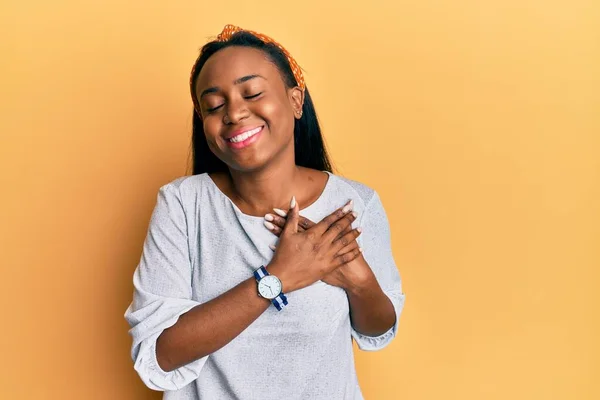 Jeune Femme Africaine Portant Des Vêtements Décontractés Sur Fond Jaune — Photo