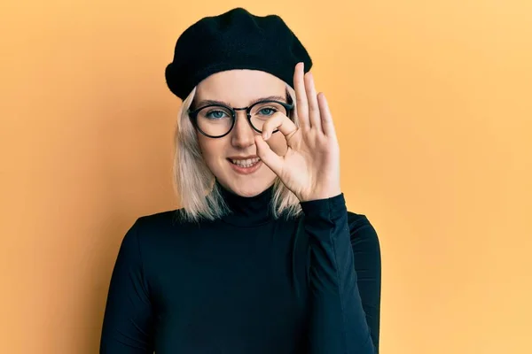 Ung Blond Flicka Bär Fransk Look Med Basker Ler Positivt — Stockfoto