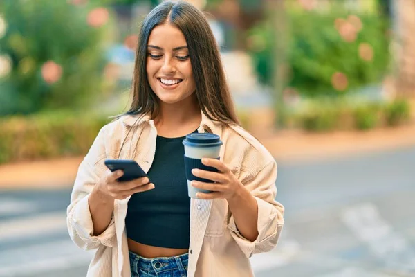 Menina Hispânica Jovem Sorrindo Feliz Usando Smartphone Beber Tirar Café — Fotografia de Stock