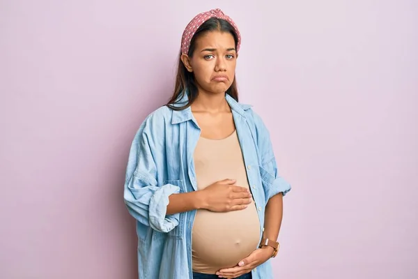 Schöne Hispanische Frau Erwartet Ein Baby Berührt Schwangerschaftsbauch Depressiv Und — Stockfoto