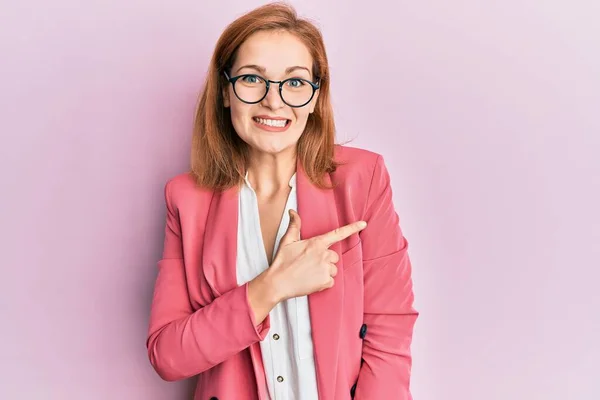 Mulher Branca Jovem Vestindo Estilo Negócios Óculos Alegres Com Sorriso — Fotografia de Stock