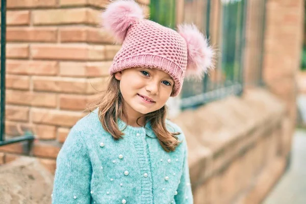 Nuttet Kaukasiske Barn Pige Smilende Glad Stående Byen - Stock-foto