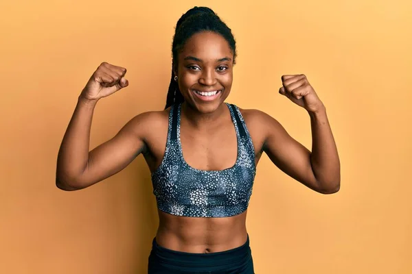 Afrikansk Amerikansk Kvinna Med Flätat Hår Bär Sportkläder Visar Armmusklerna — Stockfoto