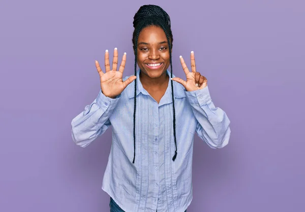 Молода Афро Американська Жінка Повсякденному Одязі Показує Вказує Вгору Пальцями — стокове фото