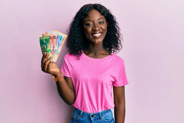 Hermosa Mujer Joven Africana Sosteniendo Billetes Rand Sudafricanos Que Parecen — Foto de Stock