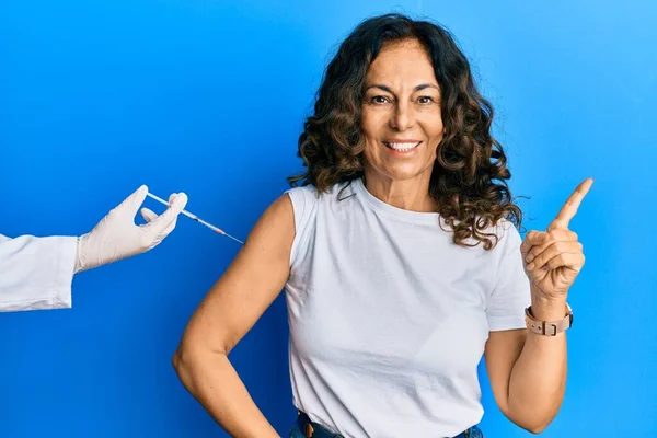 Medioevo Donna Ispanica Ottenere Vaccino Sorridente Felice Indicando Con Mano — Foto Stock