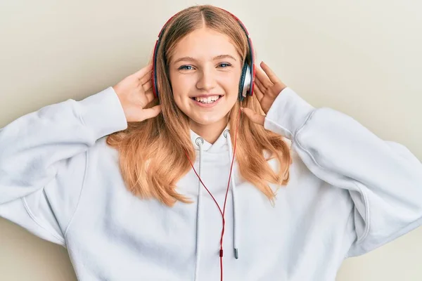 Vacker Ung Kaukasiska Flicka Lyssnar Musik Med Hörlurar Leende Med — Stockfoto