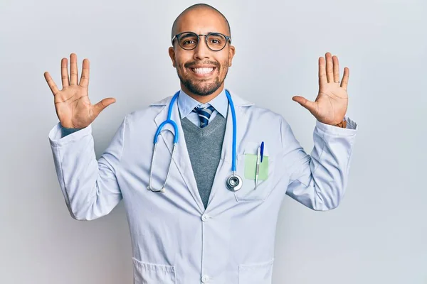 身穿医生制服和听诊器的西班牙裔成年人 头戴十号手指 面带微笑 自信而快乐 — 图库照片