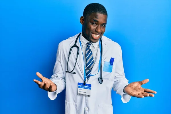 Jovem Afro Americano Vestindo Uniforme Médico Sem Noção Expressão Confusa — Fotografia de Stock