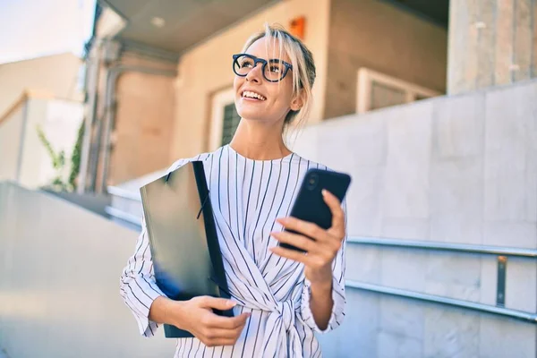 Joven Mujer Negocios Rubia Sosteniendo Carpeta Utilizando Teléfono Inteligente Ciudad — Foto de Stock