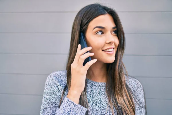 Joven Chica Hispana Hermosa Sonriendo Feliz Hablando Teléfono Inteligente Ciudad — Foto de Stock