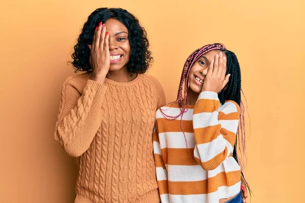 Belle Mère Fille Afro Américaine Portant Pull Hiver Laine Couvrant — Photo