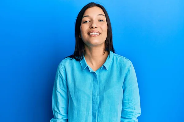 Jeune Femme Latine Portant Des Vêtements Décontractés Avec Sourire Heureux — Photo