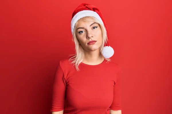 Молодая Блондинка Рождественской Шляпе Серьезным Выражением Лица Простой Естественный Взгляд — стоковое фото