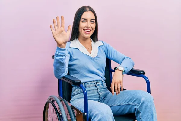 Schöne Frau Mit Blauen Augen Sitzt Rollstuhl Und Zeigt Mit — Stockfoto