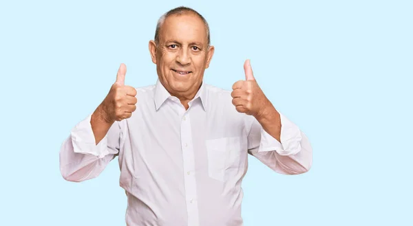 Pohledný Starší Muž Elegantním Bílém Tričku Znamení Úspěchu Dělá Pozitivní — Stock fotografie