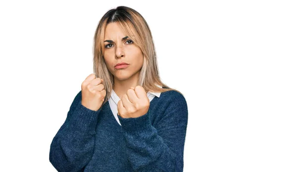 Mujer Joven Caucásica Vestida Con Ropa Casual Lista Para Luchar — Foto de Stock