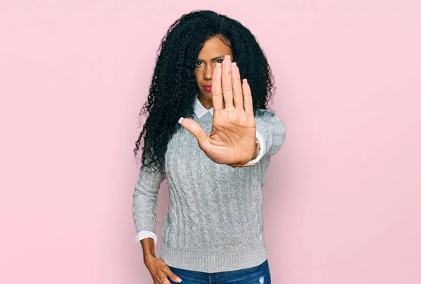 Afro Amerikaanse Vrouw Van Middelbare Leeftijd Die Casual Kleding Draagt — Stockfoto