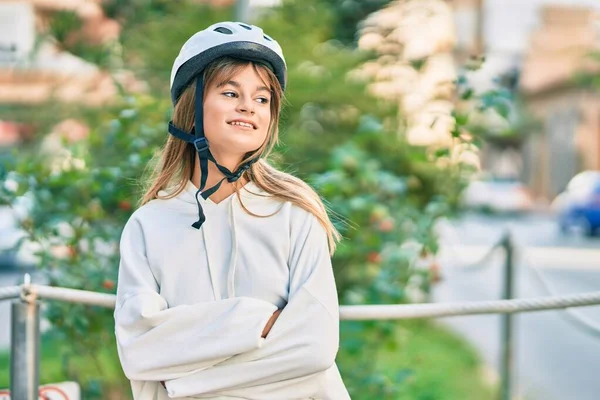 Blank Sportief Tiener Meisje Glimlachen Gelukkig Dragen Fiets Helm Stad — Stockfoto