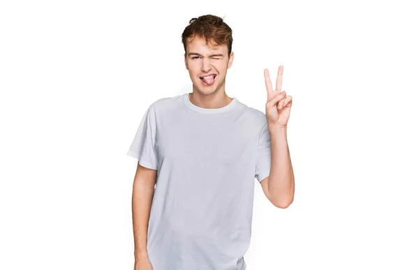 Junger Kaukasischer Mann Lässigem Weißem Shirt Lächelnd Mit Glücklichem Gesicht — Stockfoto