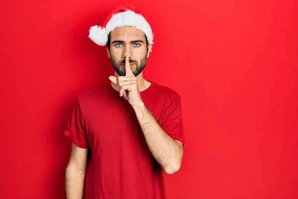 Joven Hispano Con Sombrero Navidad Pidiendo Silencio Con Dedo Los — Foto de Stock