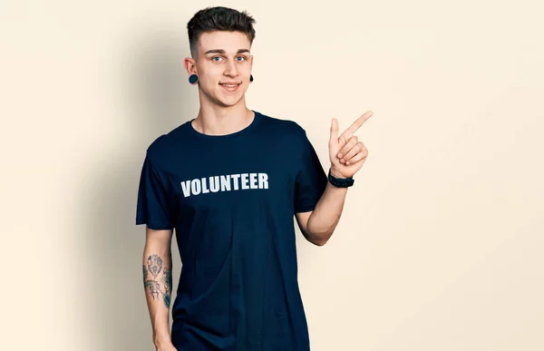 Kulakları Genişlemiş Gönüllü Tişört Giyen Yüzünde Gülümseme Olan Mutlu Doğal — Stok fotoğraf