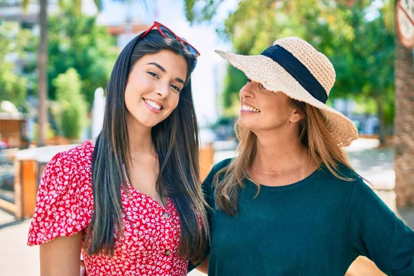 Schöne Hispanische Mutter Und Tochter Urlaub Lächelnd Glücklich Der Stadt — Stockfoto