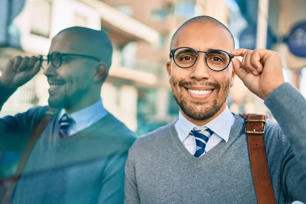Young African American Businessman Smiling Happy Leaning Wall City — Stock Photo, Image