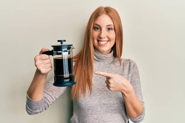 Fransız Kahve Makinesini Tutan Genç Rlandalı Kadın Mutlu Bir Şekilde — Stok fotoğraf