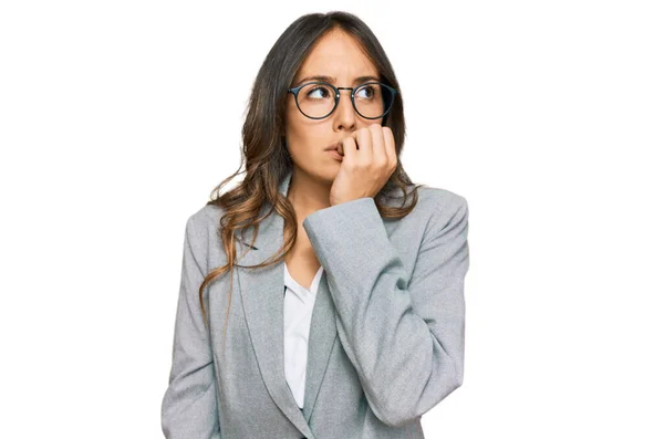 若いブルネットの女性は ビジネス服を着て 口の中に爪をかむ上で手でストレスと緊張している 不安の問題 — ストック写真