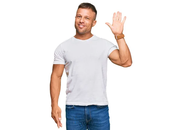 Knappe Spier Man Draagt Casual Witte Tshirt Tonen Wijzen Met — Stockfoto