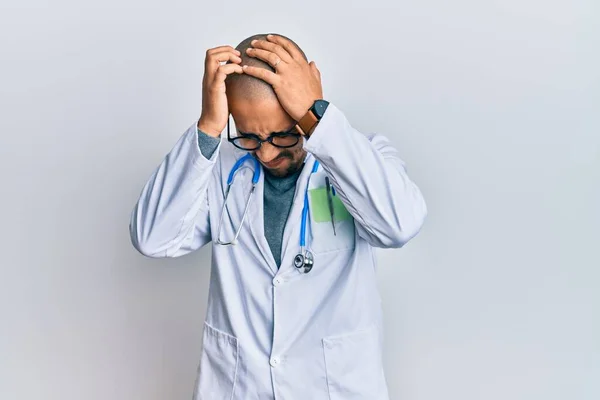 Homem Adulto Hispânico Vestindo Uniforme Médico Estetoscópio Sofrendo Dor Cabeça — Fotografia de Stock