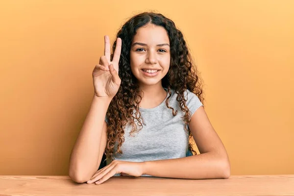 Tiener Latijns Amerikaans Meisje Casual Kleren Zittend Tafel Glimlachend Naar — Stockfoto