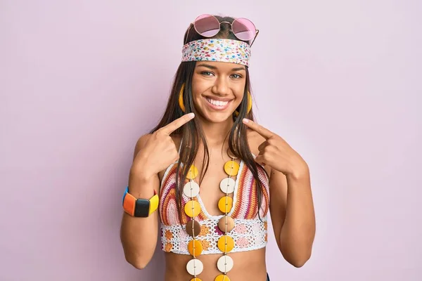 Schöne Hispanische Frau Bohemian Und Hippie Stil Lächelt Fröhlich Und — Stockfoto