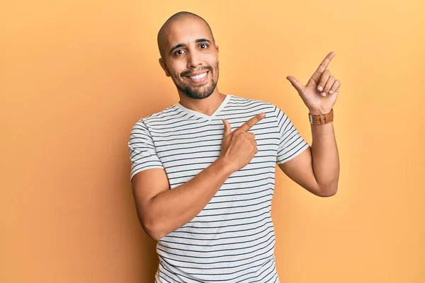 Homem Adulto Hispânico Vestindo Roupas Casuais Sorrindo Olhando Para Câmera — Fotografia de Stock